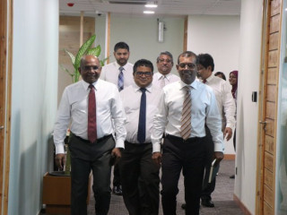 ރައްޔިތުންގެ މަޖިލީހުގެ ރައީސް މުހައްމަދު ނަޝީދު އާއި އެންވަރަމެންޓް މިނިސްޓަރ ޑރ ހުސެއިން ރަޝީދު ހަސަން އާއި ފޮރިން މިނިސްޓަރ އަބްދުﷲ ޝާހިދު