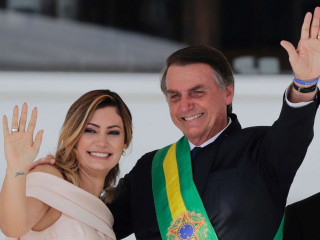 ބްރެޒިލްގެ ރައީސް ޖައިރު ބޮލްސޮނާރޯ އާއި އަނބިކަނބަލުން މިޝަލް ބޮލްސޮނާރޯ