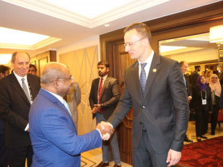 ހަންގޭރީގެ ޚާރިޖީ ވަޒީރު ޕީޓަރ ޒިޖާރޓޯ އާއި ފޮރިން މިނިސްޓަރ އަބްދުﷲ ޝާހިދު