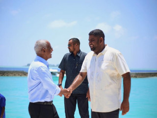 ނިމިދިޔަ ރިޔާސީ އިންތިހާބުގެ ކެމްޕޭންގެ ތެރޭގައި މަބްރޫކް އަޒީޒް ރައީސް ސޯލިހާއި ސަލާމްކުރައްވަނީ