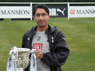 މީގެ ކުރިން ޓޮޓެންހަމާއި ލިވަޕޫލްގައި މަސައްކަތް ކޮށްފައިވާ ޑރ. ޒަފް އިގްބާލް