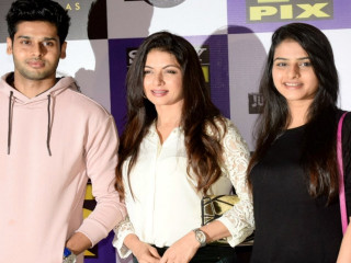 ބަގްޔާޝްރީ އޭނާގެ ދެ ދަރިން އަބިމަންޔޫ އާއި އަަވަންތިކާ އާއެކު