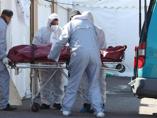 އިނގިރޭސި ވިލާތުގައި ޑޮކްޓަރުންގެ ޓީމަުން ކޮވިޑް-19 ބަލި މީހަކަށް ފަރުވާދެނީ