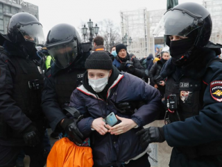 ރަޝިޔާގެ އިދިކޮޅު ލީޑަރު އެލެކްސީ ނަވަލްނީގެ އަނބިކަނބަލުން ހައްޔަރުކޮށްގެން ގެންދަނީ