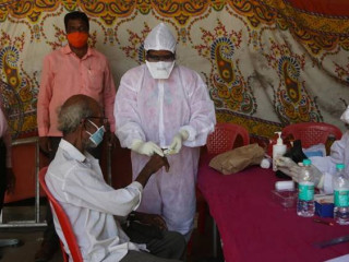 ކޮމިއުނިޓީ ސަރވައިލަންސް ޕްރޮގުރާމުގެ ދަށުން ފަޤީރު ޞަރަޙައްދެއްގައި މީހުން ޓެސްޓު ކުރަނީ