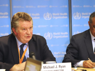 ޑަބްލިއުއެޗްއޯގެ ޗީފް ޑރ. މައިކަލް ރަޔަން، އަދި އެ ޖަމިއްޔާގެ ޑިރެކްޓަރ ޖެނެރަލް، ޓެޑްރޯސް އަދެނޯމް ހޯމަދުވަހުގެ ނޫސްވެރިންގެ ބައްދަލުވުމުގައި