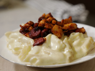 ސްޕައިސީ ބާބަކިއު ޗިކެން މެކް އެންޑް ޗީޒް