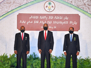 ނ.މ.ޝ.ޢ ލިބިވަޑައިގެންނެވި އިބްރާހީމް އިސްމާޢީލް (ވ) އަދި ނ.ދ.ޝ.ޢ ލިބިވަޑައިގެންނެވި ބަދުރުއްނަޞީރު (ކ) ރައީސް ސޯލިހު (މ) ފޮޓޯއަކަށް ހުއްޓިވަޑައިގެން