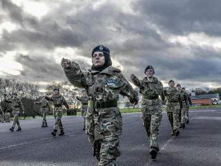 އިނގިރޭސިވިލާތުގެ ރޯޔަލް މިލިޓަރީ އެކެޑަމީ ސޭންޑްހަރސްޓްގެ ކޯހެއްގައި ބައިވެރިވި ދިވެހި އަންހެން ކެޑޭޓު ފިރުޝާނާ ތައުފީގް