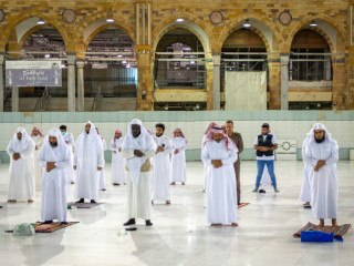 ކޮރޯނާ ހާލަތުގައި ޖަމާޢަތުގައި ނަމާދުކުރާއިރު ސަފު ހަދާނީ ކިހިނެއް؟