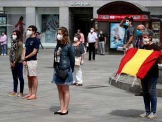 ސްޕެއިންގައި މަރުވީ މީހުންގެ ހަނދާނުގައި ސުކޫތެއް ގެންނަނީ - 27،000ށް ވުރެ ގިނަ މީހުން ވަނީ މަރުވެފައި