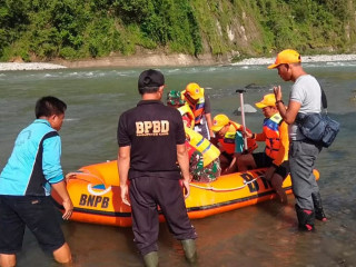 އިންޑޮނޭޝިއާގެ އަވަށެއްގައި ބްރިޖެއް ވެއްޓި 9 މީހަކު މަރުވެއްޖެ