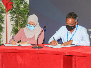 ޕްލޭނިން މިނިސްޓްރީގެ ޑިރެކްޓަރު ޖެނެރަލް ފާތިމަތު ޝާނާ ފާރޫޤް އަދި އެމްޓީސީސީ ގެ ސީއީއޯ އާދަމް އާޒިމް