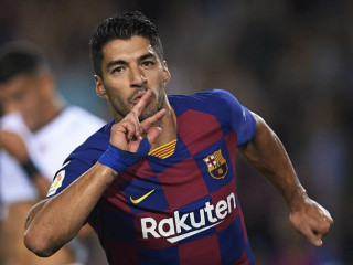 ބާސެލޯނާއަށް ކުޅެމުން އަންނަ އުރުގުއޭގެ ފޯވާޑް ލުއިސް ސުއަރޭޒް