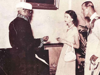 ސިލޯނުގައި 1954 ވަނަ އަހަރު ރާއްޖޭގެ ބޮޑުވަޒީރު އިބްރާހިމް ފާމުލަދޭރި ކިލެގެފާނު ރާނީގެ ދެކަނބަލުންނާ ބައްދަލު ކުރައްވަނީ.