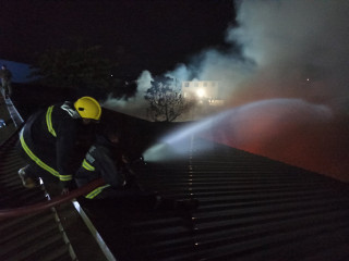 ތިލަފުށީގައި ހުރި ގުދަނުގައި ރޯވި އަލިފާން ކޮންޓްރޯލް ކުރުމުގެ މަސައްކަތް އެމްއެންޑިއެފް ފަޔަރުން ކުރަނީ