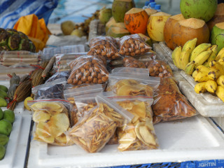 މާރުކޭޓް ގޮޅިއެއްގައި ތަކެތި ވިއްކަނީ