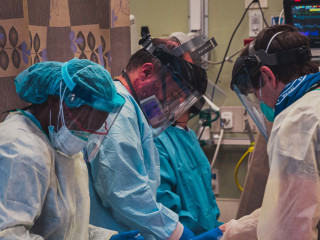 ޑޮކްޓަރުންތަކެއް ބަލި މީހަކަށް ފަރުވާ ދިނުމުގައި ހަރަކާތްތެރިވަނީ