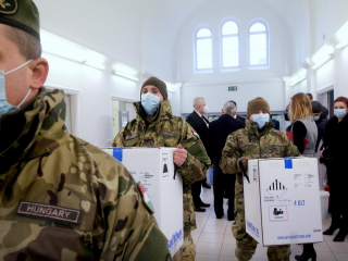 ވިލާތުގައި ކޮވިޑް-19ށް ވެކްސިން ދޭން ފެށުން- ބަލިމަޑުކަމުގެ ނިމުމުގެ ފެށުން