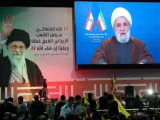 ހިޒްބުﷲގެ ލީޑަރު ނައީމް ގާސިމް، ލުބްނާނުގެ ބައިރޫތުގައި، އީރާނާއި އެގައުމުގެ ސުޕްރީމް ލީޑަރު އަލީ ޚާމަނާއީ އަށް ތާއީދުކުރުމުގެ ގޮތުން ބޭއްވި ބައްދަލުވުމެއްގައި ޓީވީ މެދުވެރިކޮށް ހިތާބެއް ދެއްވަނީ - ޖެނުއަރީ 26، 2026.