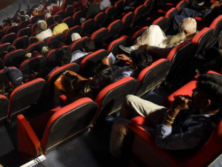 ޕާކިސްތާނުގެ ސިނަމާއެއްގައި ބަޔަކު ފިލްމެއް ބަލަނީ