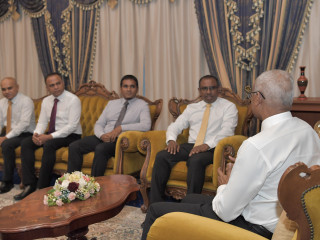 ރައީސުލްޖުމްހޫރިއްޔާ އިބްރާހީމް މުހައްމަދު ޞާލިހު އަދި އެމްޑީޕީ ޕާލަމެންޓްރީ ގްރޫޕްގެ ލީޑަރ އަލީ އާޒިމް އަދި ޕާލަމެންޓްރީ ގްރޫޕްގެ އިސް ބޭފުޅުން: ރާއްޖޭގެ އިގްތިޞާދު ރަނގަޅު ކުރުމަށް ސަރުކާރާއެކު މަޖި