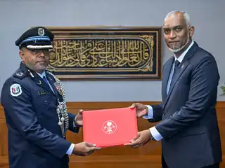 ފުލުހުންގެ ފައިސާއިން ރިޝްވަތު ނެންގެވި ކަމަށް ތުހުމަތު ކުރެވޭ ޓޫފޯ ޕޮލިސް ކޮމިޝަނަރުގެ މަގާމަށް އައްޔަން ކޮށްފި 