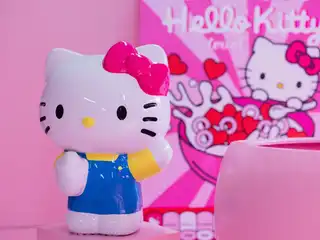 ހެލޯ ކިޓީއަށް 50 އަހަރު ފުރުން ފާހަގަކުރުމުގެ ގޮތުން "ސުޕަކެންޑީ ޕޮޕް-އަޕް މިއުޒިއަމް" ގައި ބާއްވާ ހަރަކާތްތަކުގެ ތެރެއިން، އެ ބްރޭންޑްގެ ލޯގޯ ޖަހާފައިވާ ތަފާތު އުފެއްދުންތައް ދައްކާލަނީ.