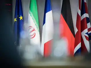 ބެލްޖިއަމްގެ ބްރަސަލްސްގައި 2018 ވަނަ އަހަރުގެ މޭ މަހުގެ 15 ވަނަ ދުވަހު ބޭއްވި ސިޔާސީ މަޝްވަރާތަކުގެ ކުރިން (ވާއަތުން ކަނާތަށް) ޔޫރަޕިއަން ޔޫނިއަން (އީޔޫ)، އީރާން، ފަރަންސޭސިވިލާތް، ޖަރުމަނުވިލާތް އަދި އިނގިރޭސިވިލާތުގެ ދިދަ ފެންނަ މަންޒަރެއް.