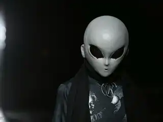 2016 ވަނަ އަހަރު ފަރަންސޭސިވިލާތުގެ ޕެރިހުގައި ކުރިއަށްދިޔަ "ޕެރިސް ފެޝަން ވީކް" ގެ ތެރެއިން، ޕްލެނެޓް މާސްގެ މީހެއްގެ ޚިޔާލީ ސޫރަ ތަމްސީލު ކުރުމަށް މާސްކެއް އަޅައިގެން ހުރި މޮޑެލް އެއް ޝޯވ ގައި ބައިވެރިވަނީ.