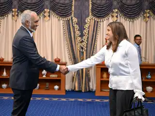 ޑިވެލޮޕްމަންޓް ބޭންކް އޮފް މޯލްޑިވްސް ލިމިޓެޑް (ޑީބީއެމް) ގެ ޗެއަރޕާސަންގެ މަގާމުގައި ހުންނެވި އަރޫނީ ގޫނަތިލަކަ. އޭނާ މަގާމުން އިސްތިއުފާ ދެއްވީ މިދިޔަ ބުދަ ދުވަހު. 