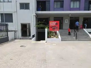 ހިޔާ ފްލެޓް 5 ގައި ހިނގި އަލިފާނުގެ ހާދިސާގައި ގެއްލުންވި އޭސީތަކުގެ އައުޓްޑޯ ޔުނިޓްތައް ބަހައްޓާފައި ހުރީ ޓަވަރަށް ވަންނަ ދޮރުމަތީގައި، މިހާރު އެސަރަހައްދު ވަނީ ސާފުކޮށް އާއްމުންނަށް ހުޅުވާލާފައި