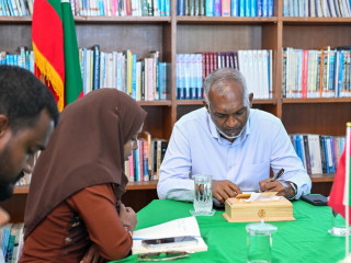 The president met the GDh. Gadhdhoo island council and WDC members on Wednesday