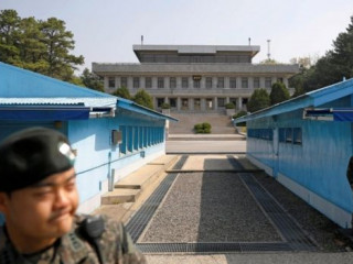 އުތުރު ކޮރެއާއާއި ދެކުނު ކޮރެއާއާއި ދެމެދު އޮންނަ ޑިމިލިޓަރައިޒްޑް ޒޯންގައި ދެކުނު ކޮރެއާގެ ސިފައިންގެ ދެމީހަކު ފޯރިމަރަނީ