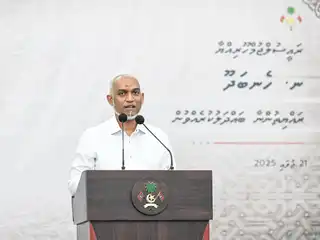 21 ޖުލައި 2025 ގައި ރައީސް މުއިއްޒު ނ. ހެނބަދޫ ރައްޔިތުންނާ އެކު ބޭއްވި ބައްދަލުވުމުގެ ތެރެއިން: މި ބައްދަލުވުމުގައި ރައީސް މުއިއްޒު ވަނީ ހެނބަދޫ ބިންހިއްކުމުގެ ޢަމަލީ މަސައްކަތް 2025 ވަނަ އަހަރު ފެށޭނެކަމުގެ ޔަޤީންކަން ދެއްވާފަ.