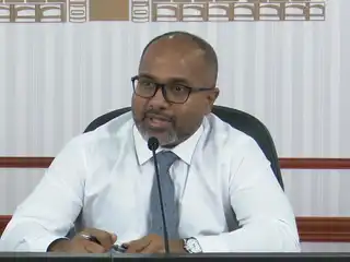 ހޯމް މިނިސަޓަރު އަލީ އިހުސާނު ހޯމަ ދުވަހު ބޭއްވި ނޫސްވެރިންގެ ބައްދަލުވުމުގައި ވަހަކަ ދައްކަވަނީ 
