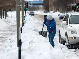 ފިނި މޫސުމުގެ ތޫފާނުގެ ސަބަބުން އެތައް ހާސް ގެ ތަކުން ކަރަންޓުު ކެނޑި އެތައް ހާސް ފްލައިޓްތަކެއް އެމެރިކާގައި ވަނީ ކެންސަލް ކޮށްފައި.