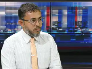 Ameeth speaking during RaajjeTV's "Fala Surukhee" program.