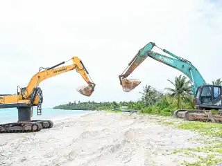 Land reclamation for the Milandhoo Airport project commenced on the 3rd of this month but was halted by the 6th. The project has been contracted to MACL. | President's Office