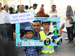 ނައިބު ރައީސް ފައިސަލް ނަސީމް ކުޑަ ކުދިންތަކަކާ އެކު ފޮޓޯއެއްް ނަންގަވަނީ