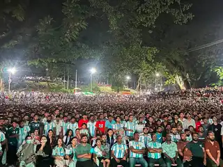 ބަންގްލަދޭޝްގެ ރައްޔިތުން ދަންވަރުގެ ވަގުތުގައި ވޯލްޑް ކަޕްގެ ސެމީ ފައިނަލް ގައި އާޖެންޓިނާ ކުޅުނު މެޗް ބަލަނީ
