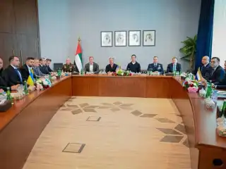 ޔުނައިޓެޑް އަރަބް އެމިރޭޓްސްގެ އަބޫދާބީގައި 2026 ފެބްރުއަރީ 4 ވަނަ ދުވަހު ބޭއްވި ތިން ގައުމުގެ މެދުގައި ކުރިއަށްދާ މަޝްވަރާތަކުގެ ދެވަނަ ބުރުގައި، އެމެރިކާ އާއި ރަޝިއާ އަދި ޔޫކްރޭންގެ ވަފުދުތަކުގެ މެންބަރުން ބައިވެރިވެވަޑައިގަންނަވަނީ.