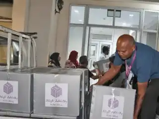 ވޯޓުލާ މަރުކަޒުތަކަށް ބޭނުންވާ ތަކެތި އަތޮޅުތަކަށް ފޮނުވުމުގެ މަސައްކަތް އިލެކްޝަންސް ކޮމިޝަނުން ވަނީ ހޮނިހިރު ދުވަހު ފަށާފަ