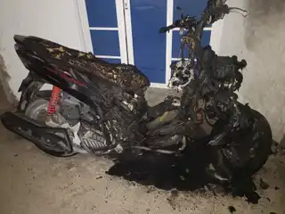 The motorcycle belonging to the police officer in charge of Sh. Foakaidhoo has been damaged after being set on fire.