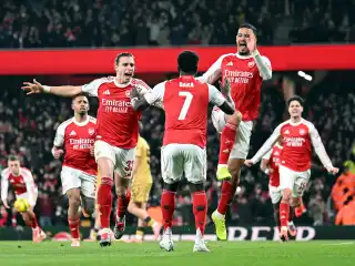 މެޗުން މޮޅުވުމުން އާސެނަލްގެ ކުޅުންތެރިން އުފާ ފާޅު ކުރަނީ