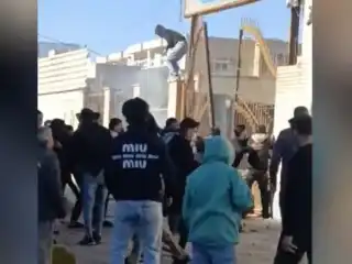 އިރާނު ގައި ފައިސާގެ އަގު ވެއްޓި ރައްޔިތުން މަގުތަކަށް ނުކުމެ މުޒާހަރާ ކުރަނީ