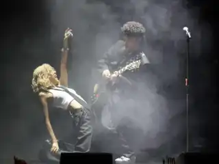 ރޯޒޭ އާއި ބްރޫނޯ މާސް އެކުގައި ޕާފޯމް ކުރަނީ.