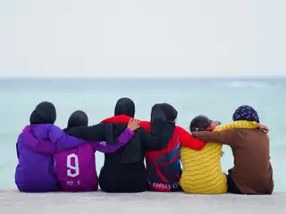 ދިވެހި ކުޑަކުދިންތަކެއް ތޮށިގަނޑުމަތީގައި އިށީނދެގެން.