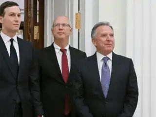 ރަޝިޔާގެ ރައީސް ވްލަޑިމިއަރ ޕުޓިންގެ ޚާއްސަ މަންދޫބު ކިރިލް ޑޮމްޓްރިއެވް އަދި ޓްރަމްޕްގެ މަންދޫބުން ކަމަށްވާ ސްޓީވް ވިޓްކޮފް އަދި ޖެރާޑް ކުޝްނާ