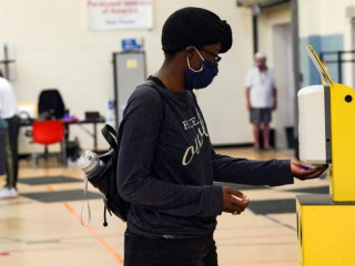 ވޯޓުލުމަށްފަހު މީހަކު އަތް ސެނެޓައިޒް ކުރަނީ